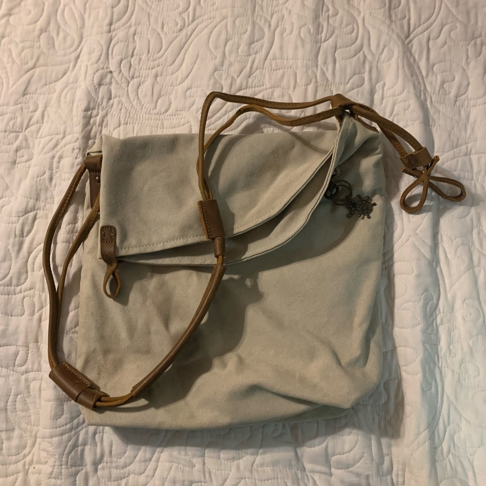 Canvas bag with leather straps